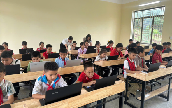 33 laptops donated to students in the mountainous area of Nghe An
